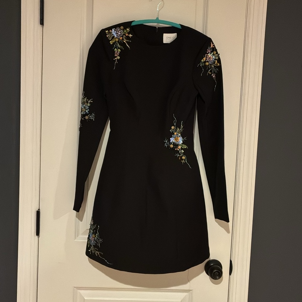 Chic Black Floral Long Sleeve Dress. Size 00